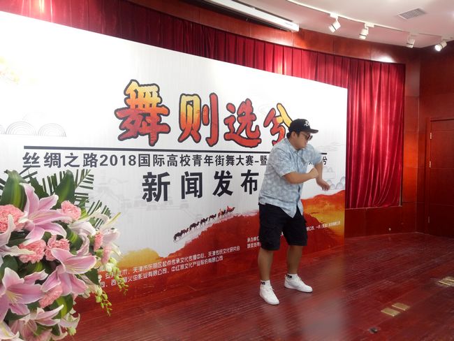 西安知名舞团舞佳舞的队员们带来精彩表演